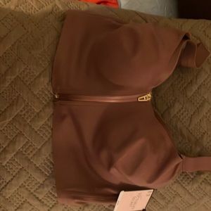 36DDD. Brand new amazing sports bra. Inner bra with front closure.